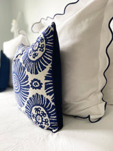 Load image into Gallery viewer, Solis